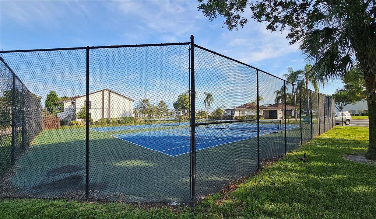 待售: $174,000 (2 贝兹, 2 浴室, 890 平方英尺)