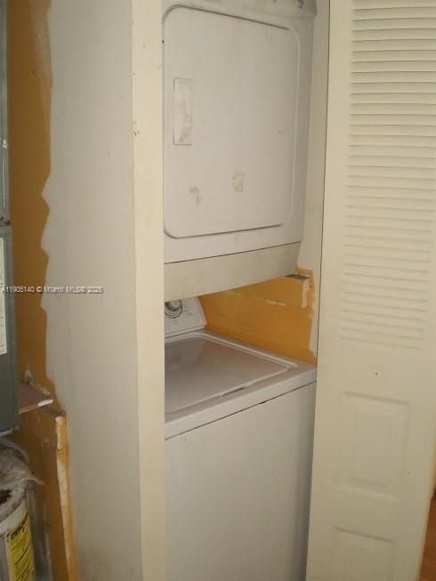 待售: $174,000 (2 贝兹, 2 浴室, 890 平方英尺)