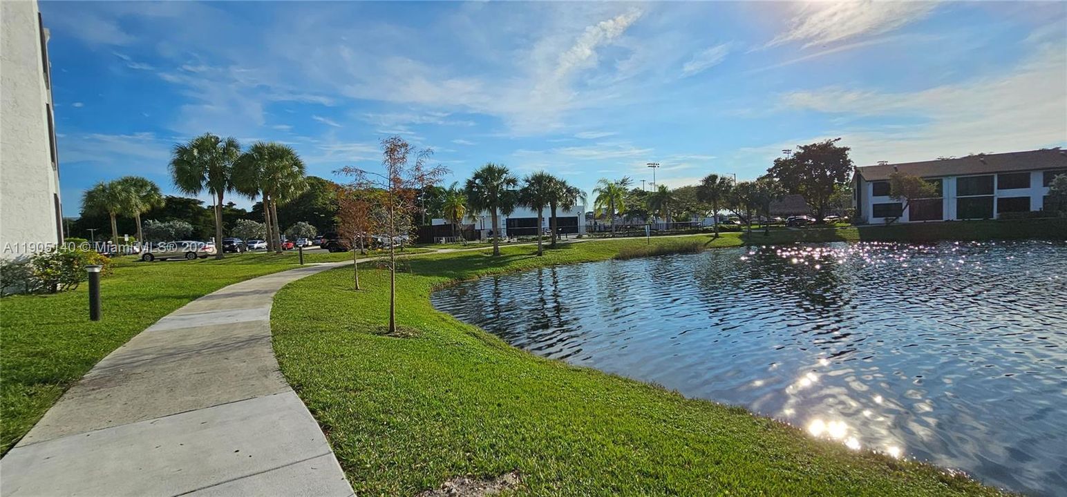 待售: $174,000 (2 贝兹, 2 浴室, 890 平方英尺)