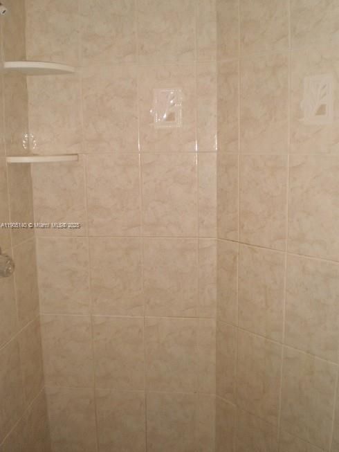 待售: $174,000 (2 贝兹, 2 浴室, 890 平方英尺)