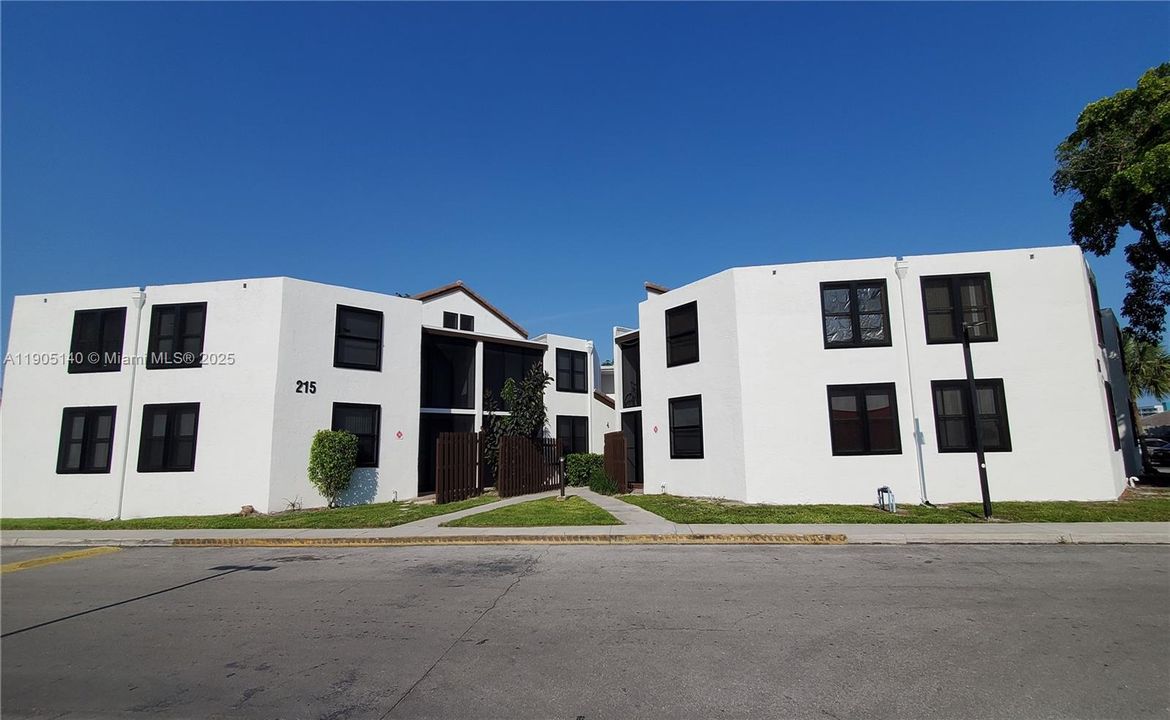 待售: $174,000 (2 贝兹, 2 浴室, 890 平方英尺)