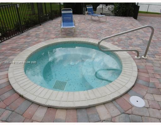 待售: $174,000 (2 贝兹, 2 浴室, 890 平方英尺)