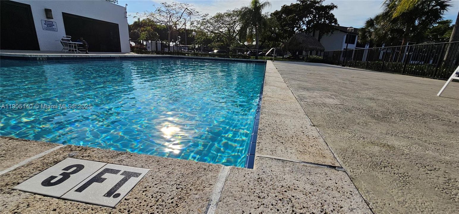 待售: $174,000 (2 贝兹, 2 浴室, 890 平方英尺)