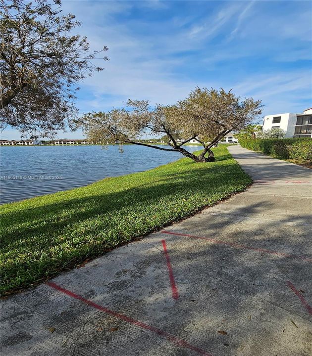 待售: $174,000 (2 贝兹, 2 浴室, 890 平方英尺)