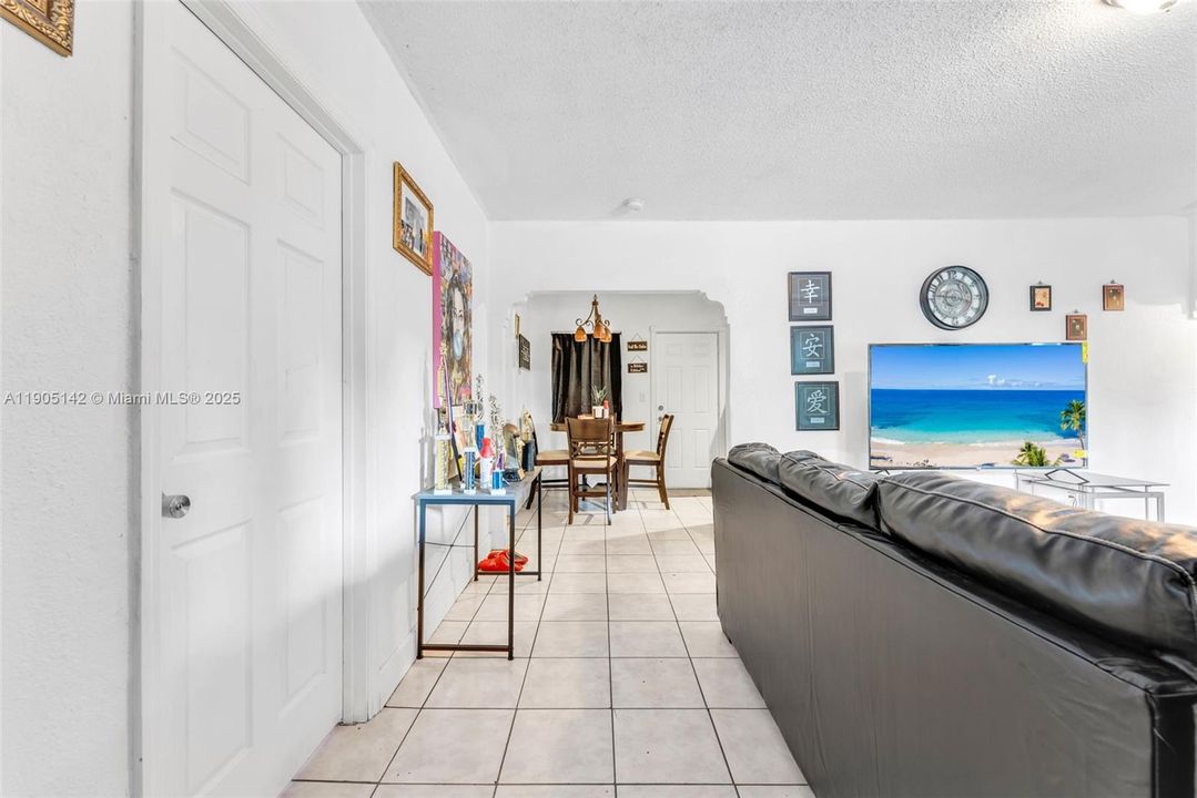 En Venta: $405,000 (3 camas, 1 baños, 1128 Pies cuadrados)