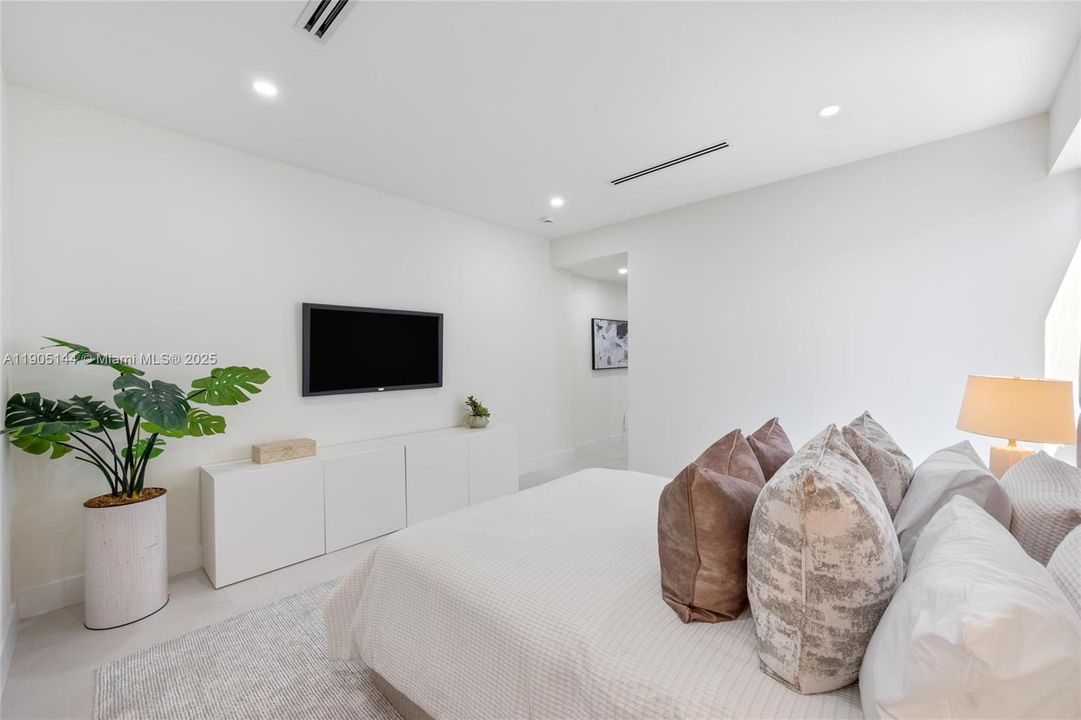 For Sale: $2,699,000 (4 beds, 5 baths, 3528 Square Feet)