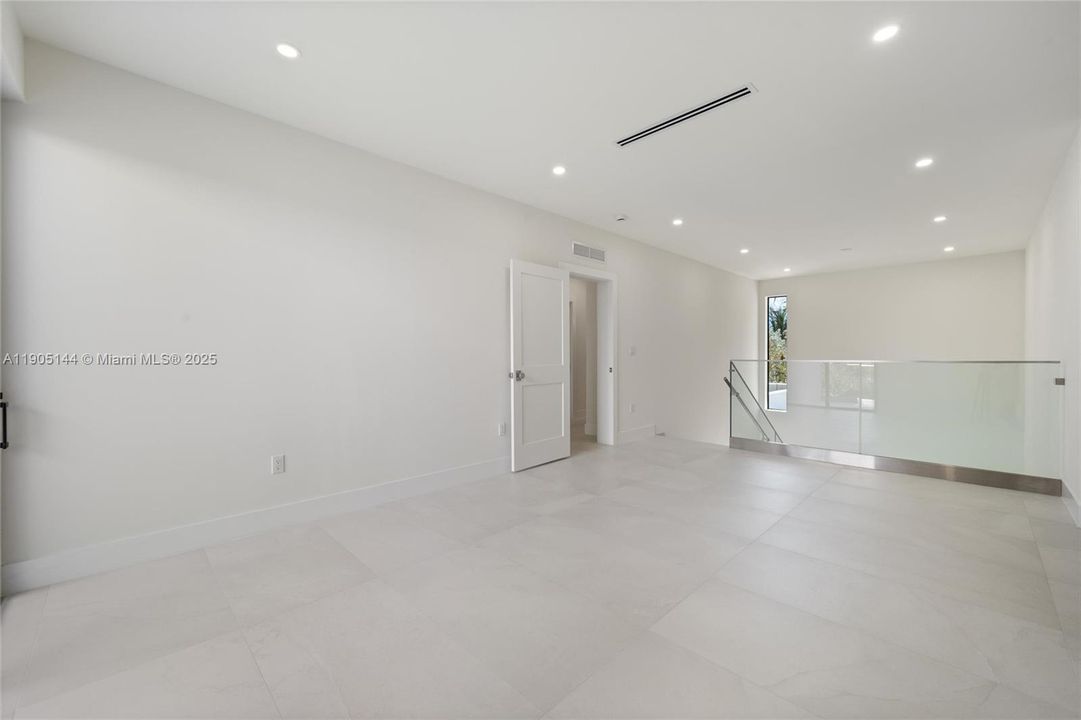 For Sale: $2,699,000 (4 beds, 5 baths, 3528 Square Feet)