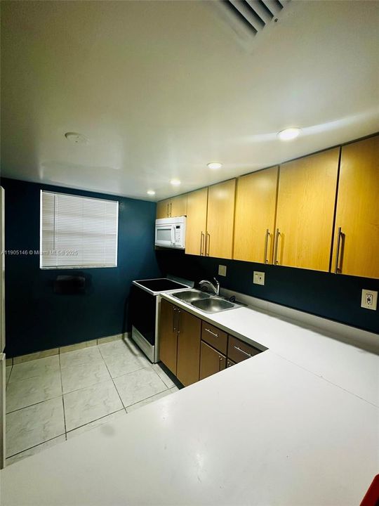 For Rent: $1,925 (2 beds, 1 baths, 750 Square Feet)