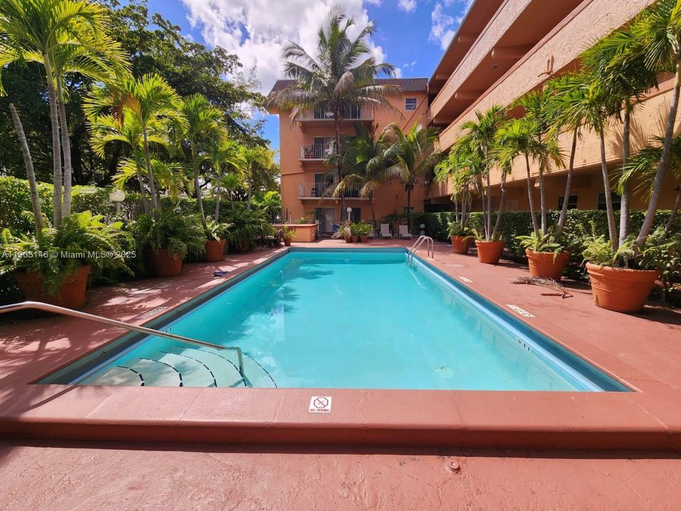 For Rent: $1,925 (2 beds, 1 baths, 750 Square Feet)