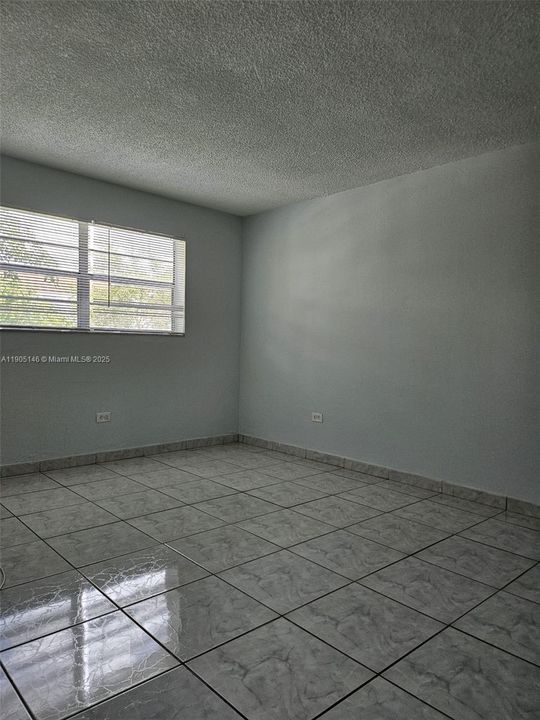 For Rent: $1,925 (2 beds, 1 baths, 750 Square Feet)