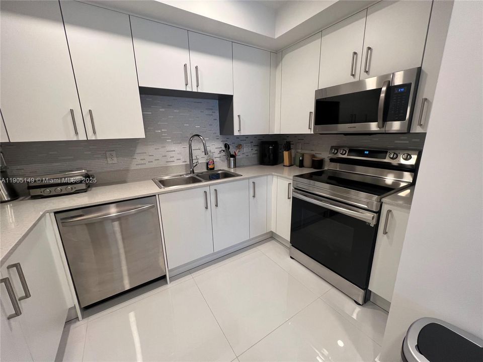 For Rent: $2,800 (2 beds, 2 baths, 1183 Square Feet)