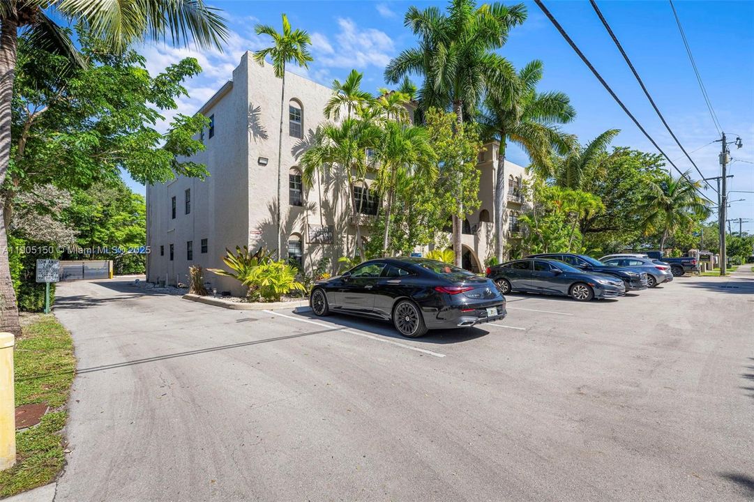 Recently Rented: $2,000 (2 beds, 1 baths, 663 Square Feet)