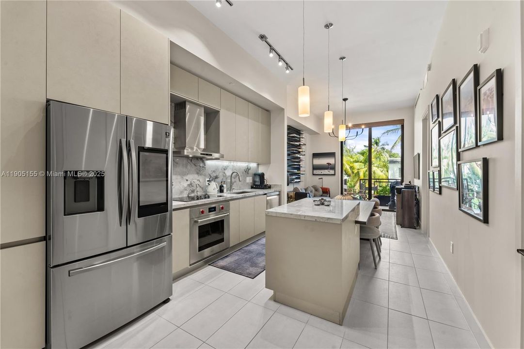 For Rent: $6,000 (1 beds, 1 baths, 751 Square Feet)