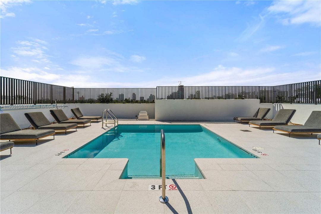 For Rent: $6,000 (1 beds, 1 baths, 751 Square Feet)