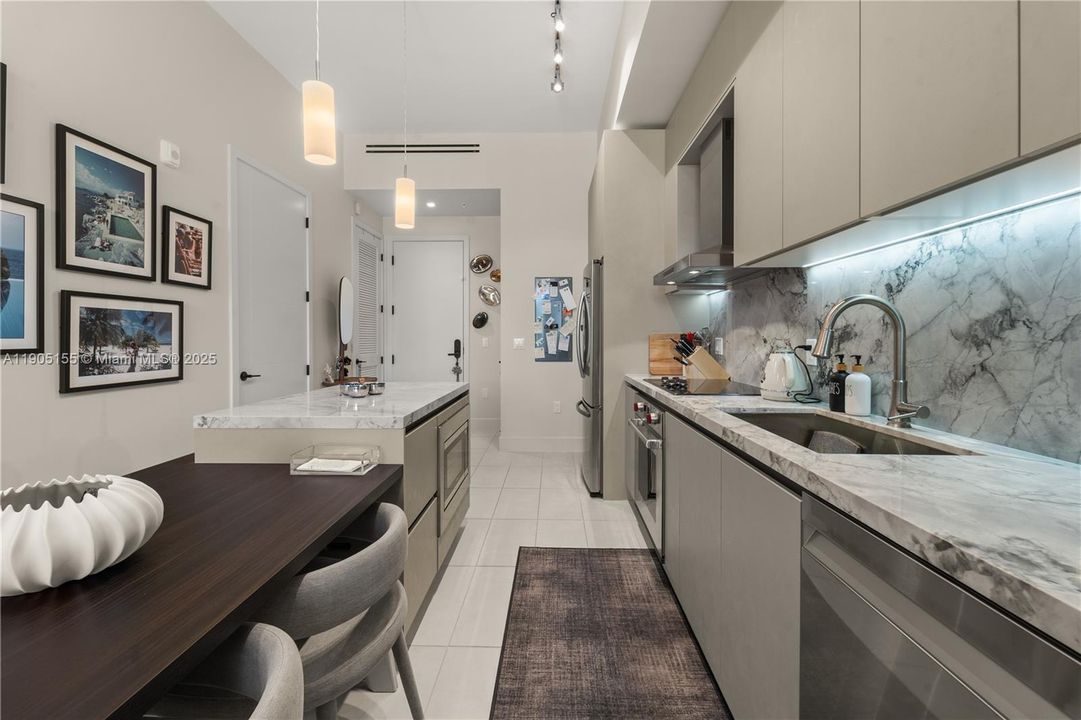 For Rent: $6,000 (1 beds, 1 baths, 751 Square Feet)