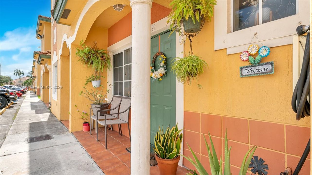 For Rent: $2,400 (2 beds, 2 baths, 905 Square Feet)