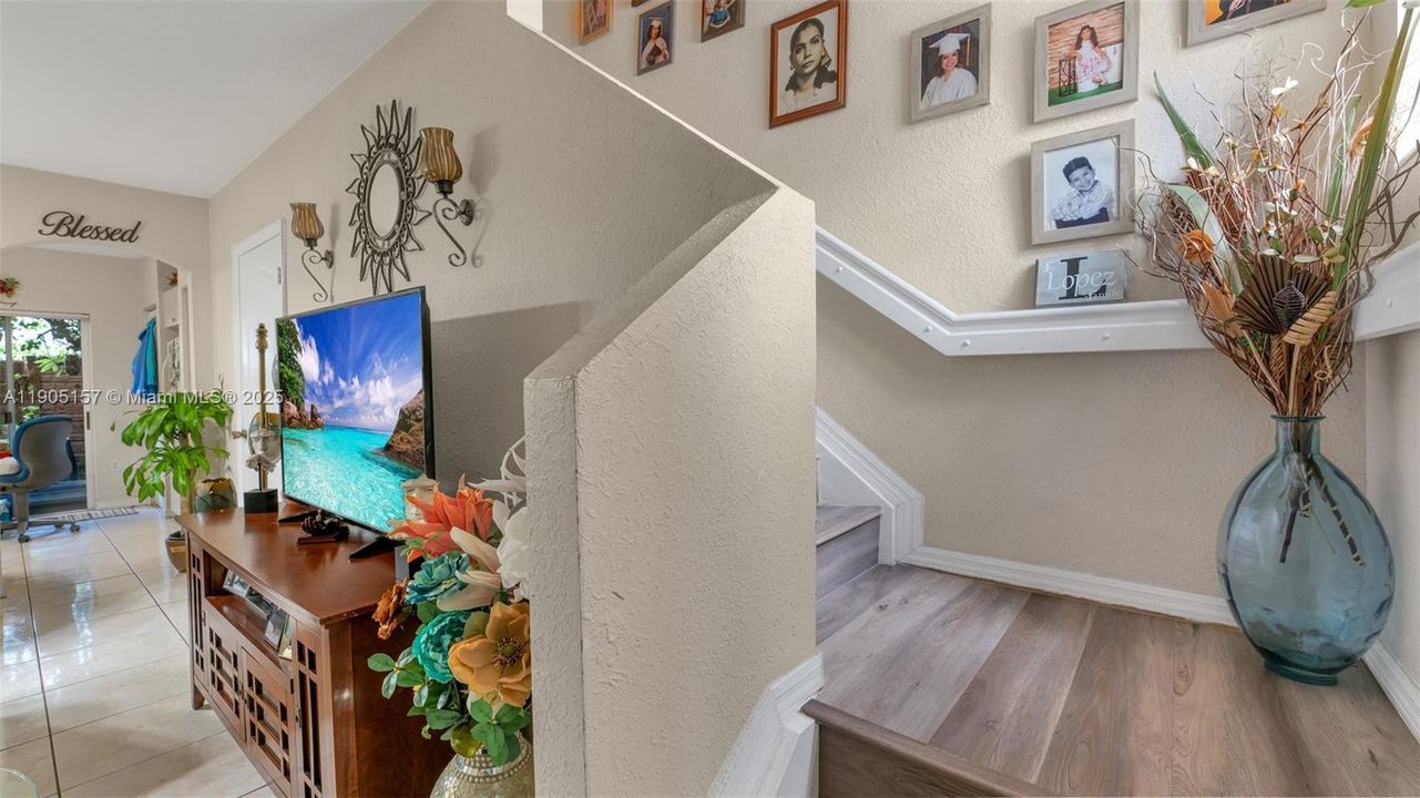 For Rent: $2,400 (2 beds, 2 baths, 905 Square Feet)