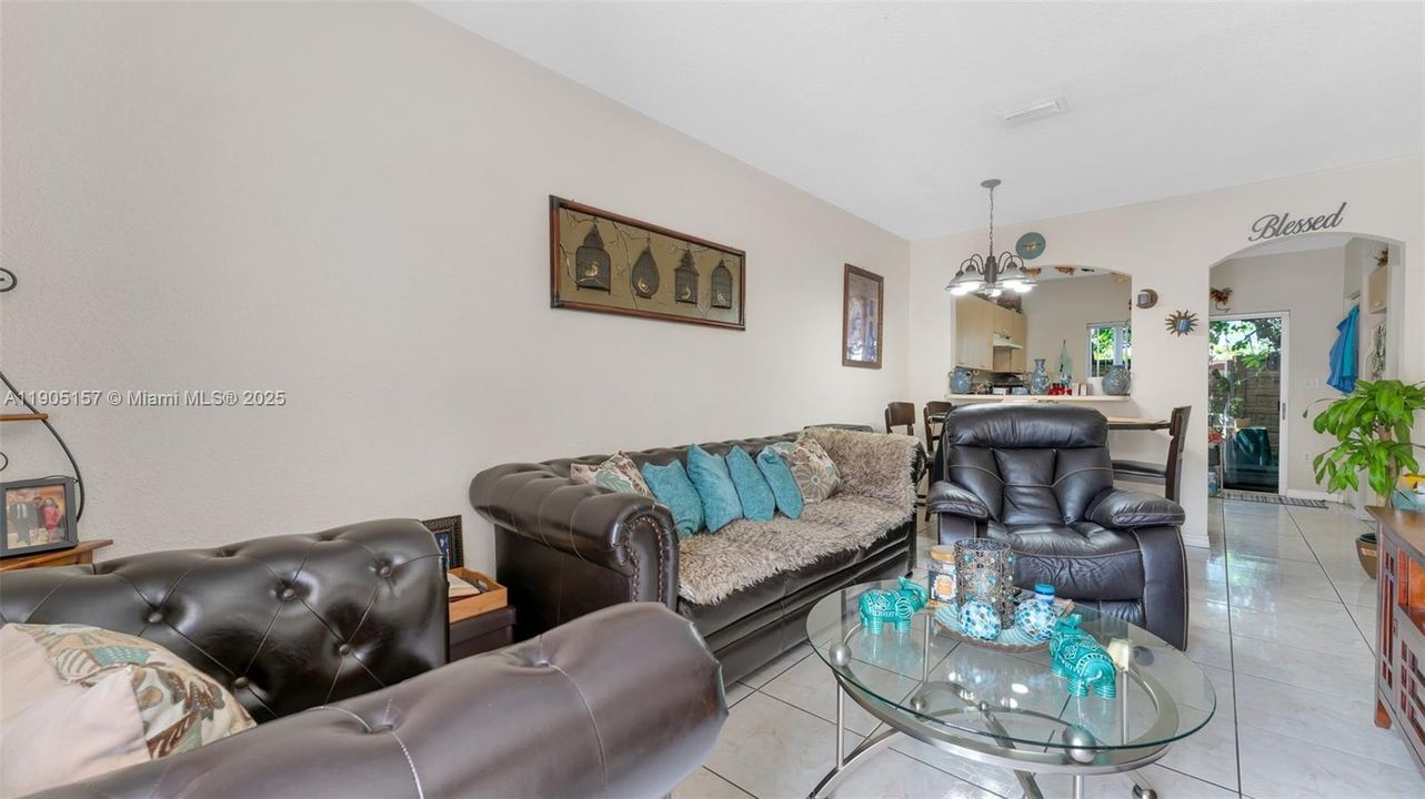 For Rent: $2,400 (2 beds, 2 baths, 905 Square Feet)