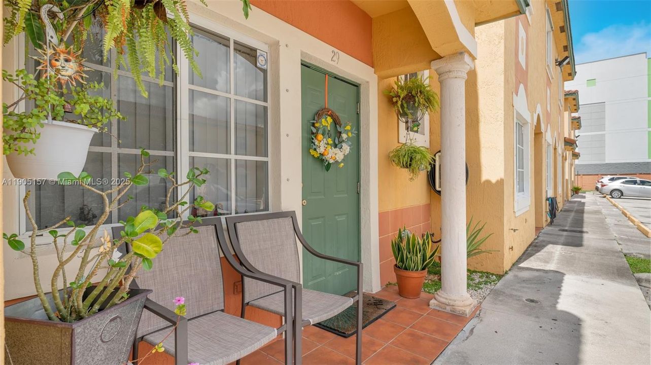 For Rent: $2,400 (2 beds, 2 baths, 905 Square Feet)