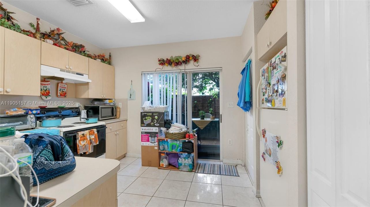 For Rent: $2,400 (2 beds, 2 baths, 905 Square Feet)