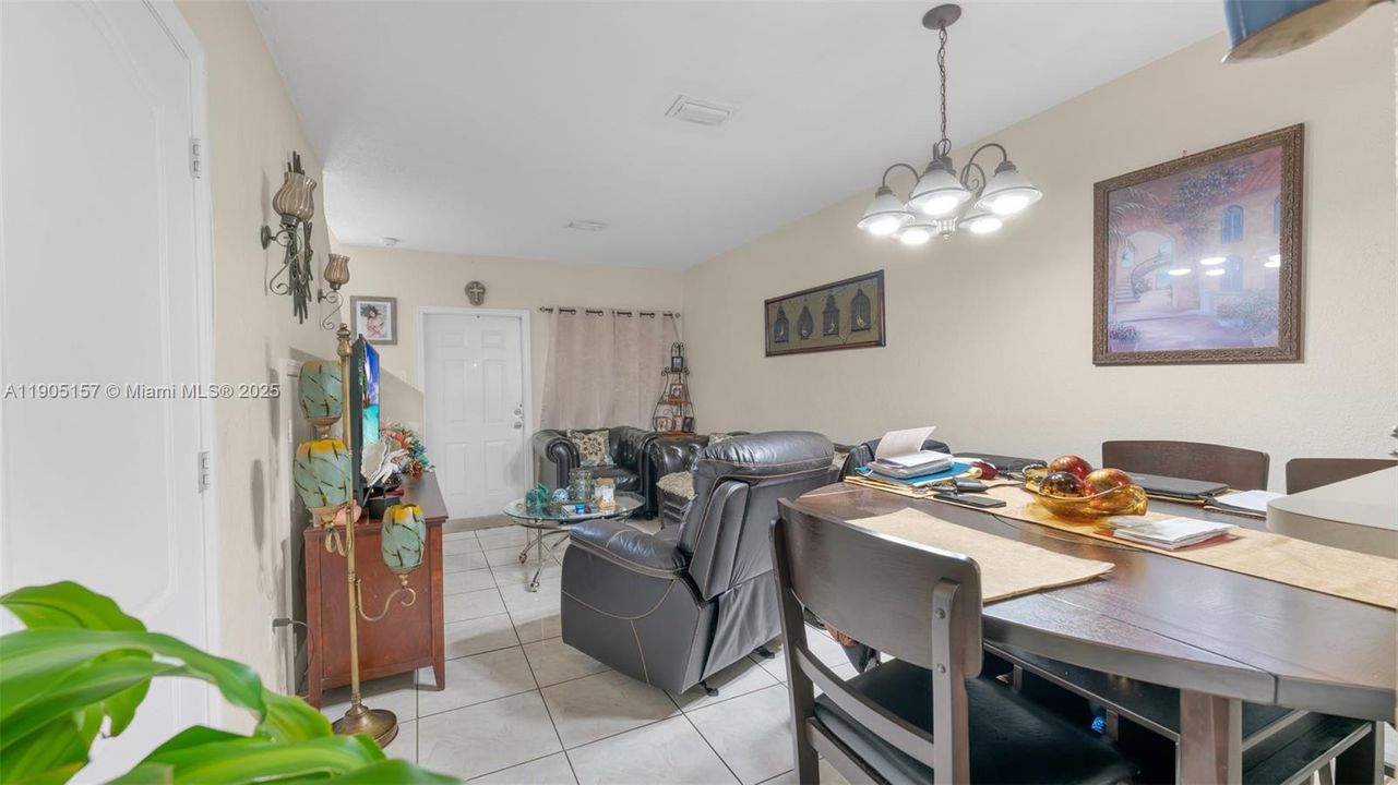 For Rent: $2,400 (2 beds, 2 baths, 905 Square Feet)