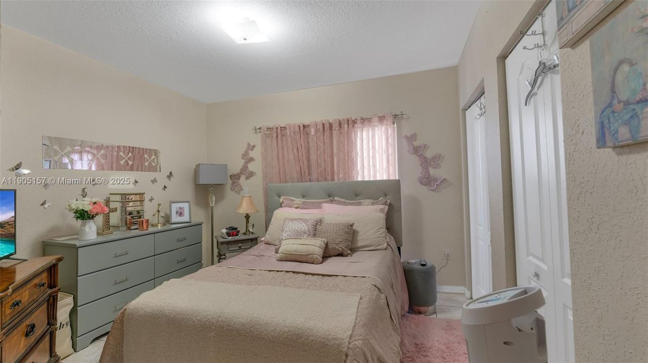 For Rent: $2,400 (2 beds, 2 baths, 905 Square Feet)