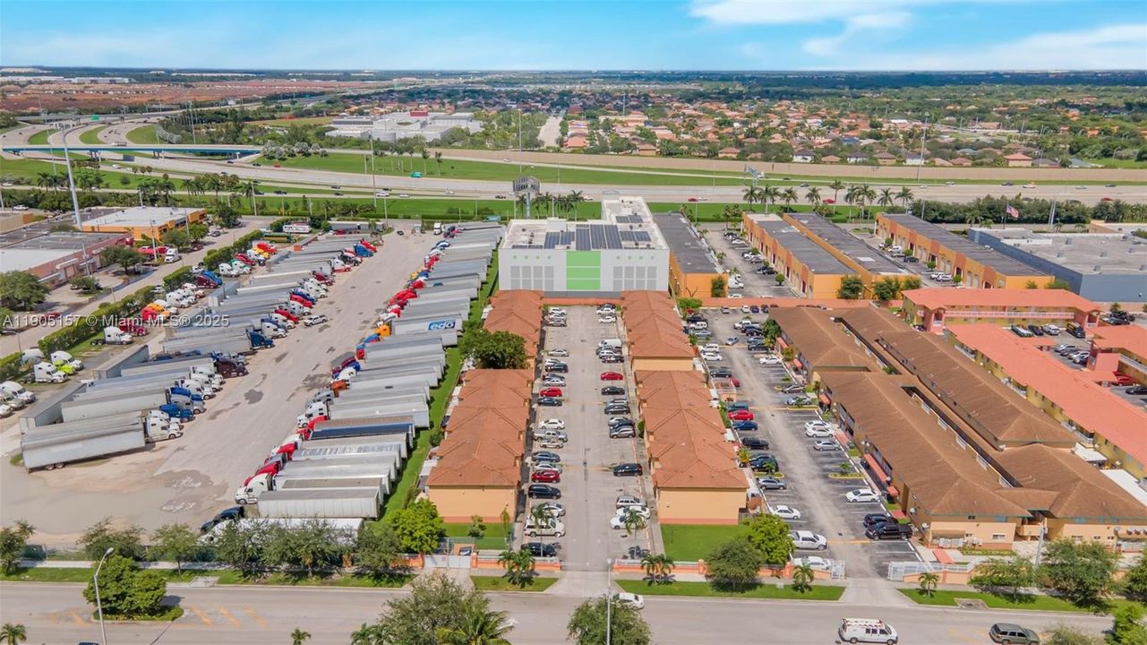 For Rent: $2,400 (2 beds, 2 baths, 905 Square Feet)