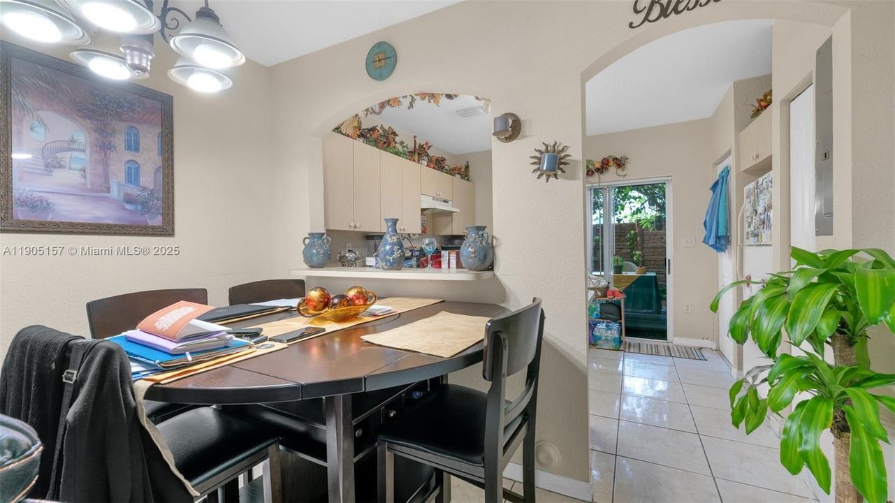 For Rent: $2,400 (2 beds, 2 baths, 905 Square Feet)