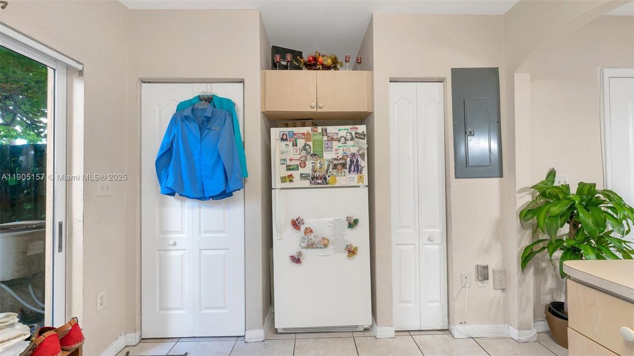 For Rent: $2,400 (2 beds, 2 baths, 905 Square Feet)