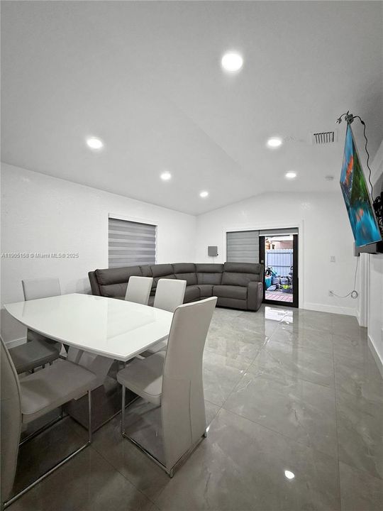 最近租的: $3,550 (3 贝兹, 2 浴室, 1453 平方英尺)