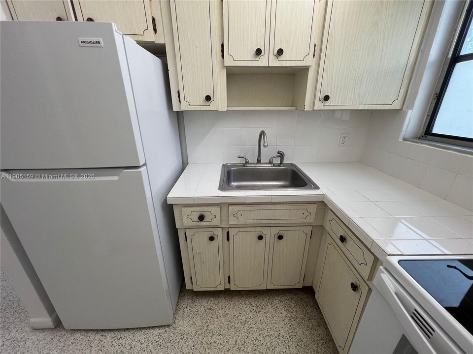 For Rent: $2,000 (2 beds, 1 baths, 800 Square Feet)