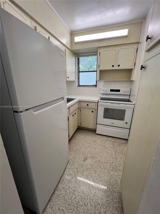 For Rent: $2,000 (2 beds, 1 baths, 800 Square Feet)