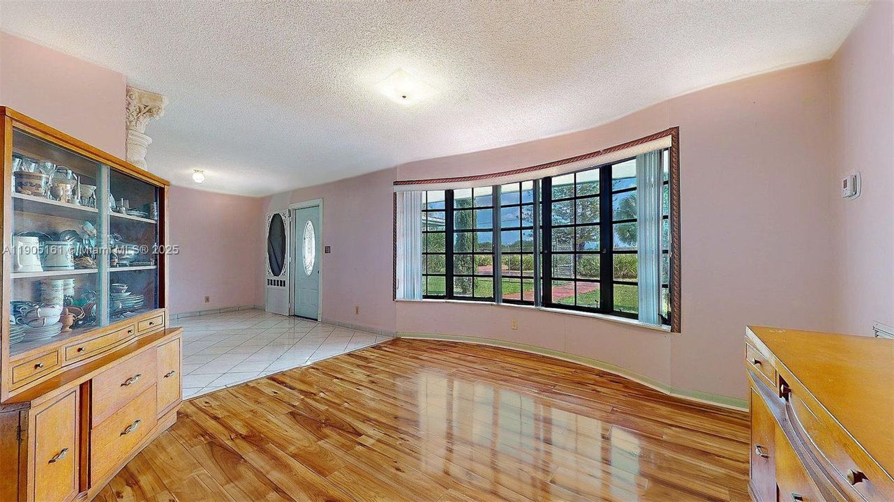 For Sale: $925,000 (4 beds, 2 baths, 2672 Square Feet)