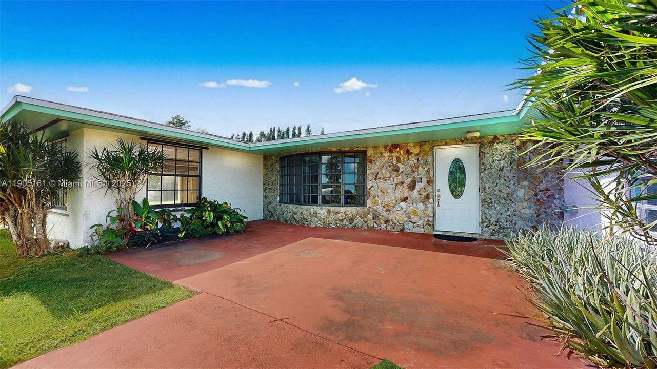 For Sale: $925,000 (4 beds, 2 baths, 2672 Square Feet)