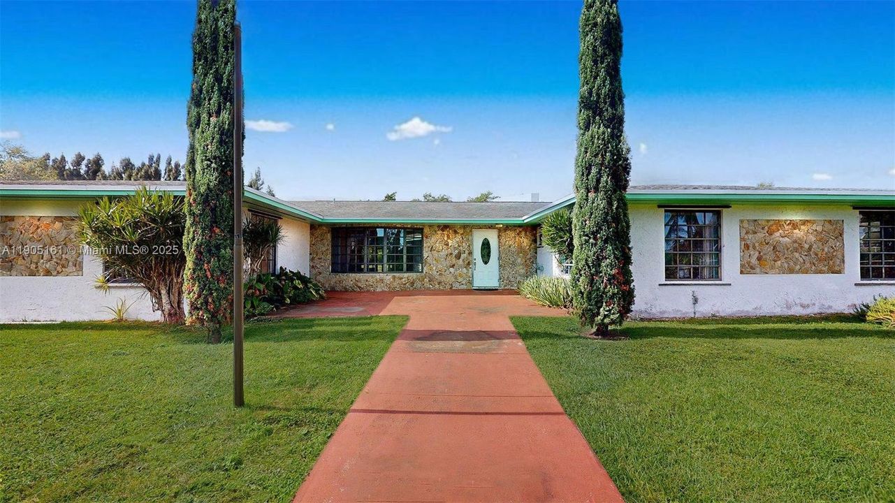 For Sale: $925,000 (4 beds, 2 baths, 2672 Square Feet)