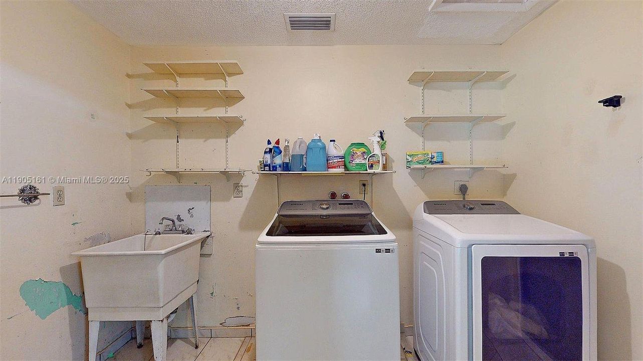 For Sale: $925,000 (4 beds, 2 baths, 2672 Square Feet)