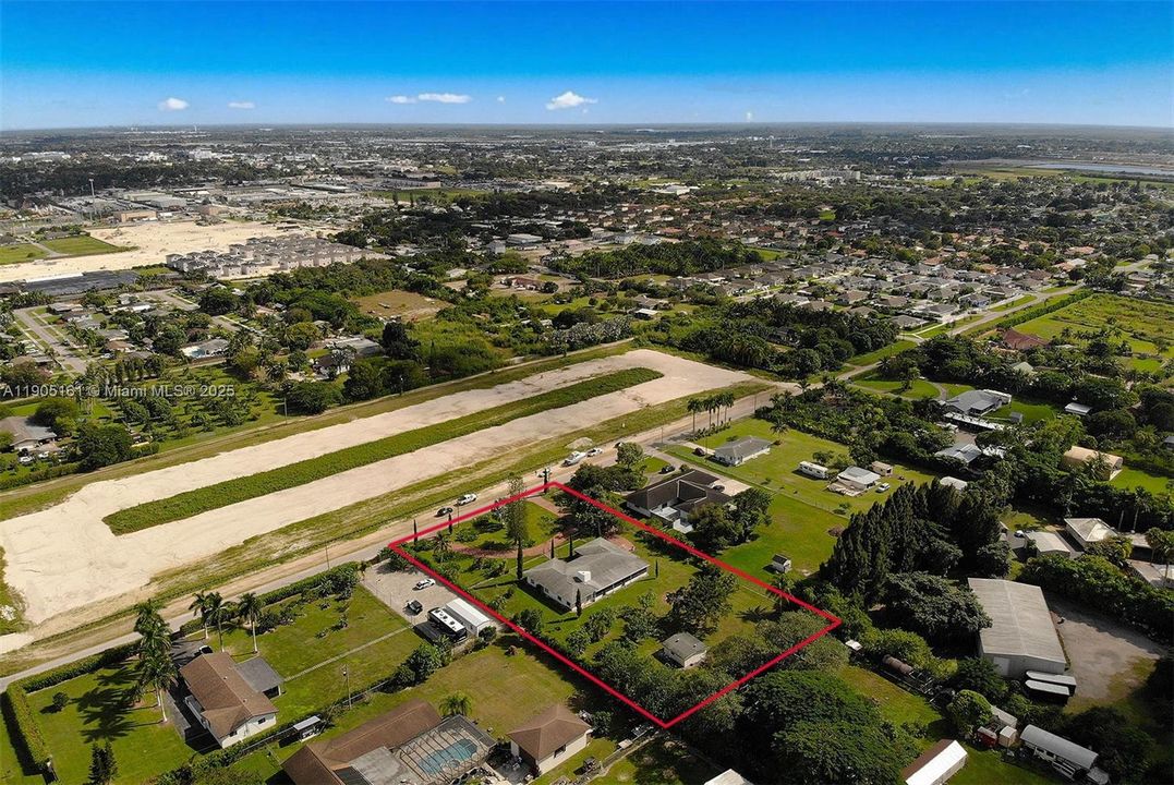 For Sale: $925,000 (4 beds, 2 baths, 2672 Square Feet)