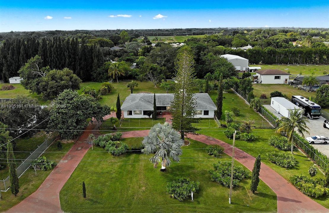 For Sale: $925,000 (4 beds, 2 baths, 2672 Square Feet)