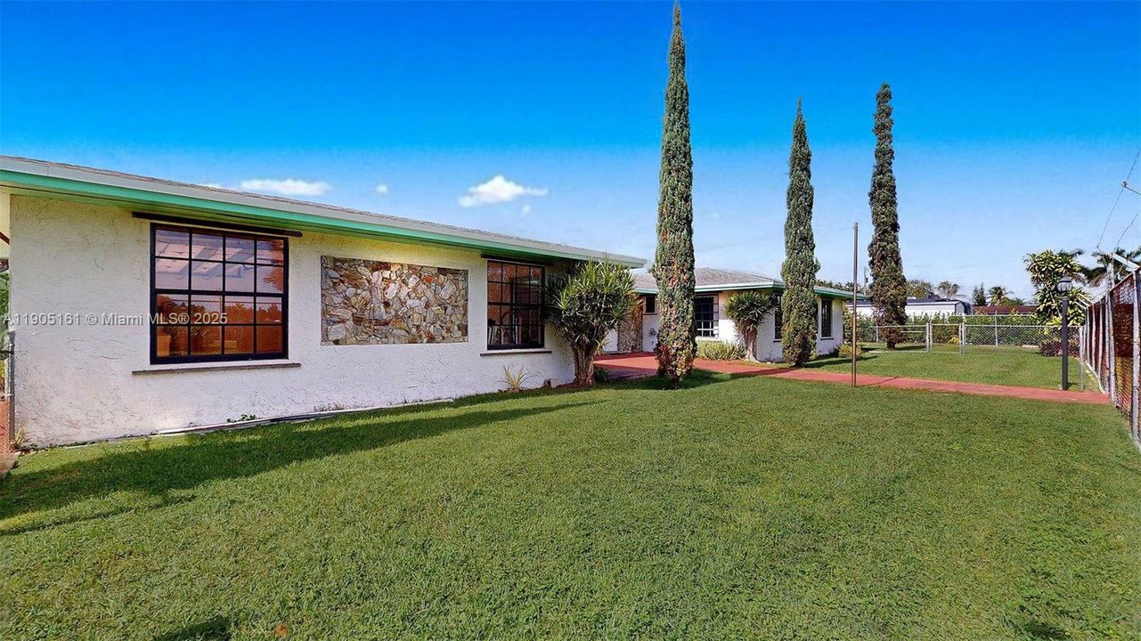 For Sale: $925,000 (4 beds, 2 baths, 2672 Square Feet)