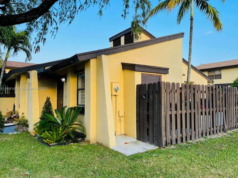 Recently Rented: $2,400 (2 beds, 1 baths, 1025 Square Feet)