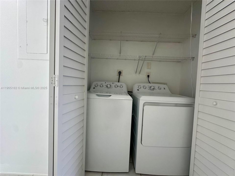 Recently Rented: $2,400 (2 beds, 1 baths, 1025 Square Feet)