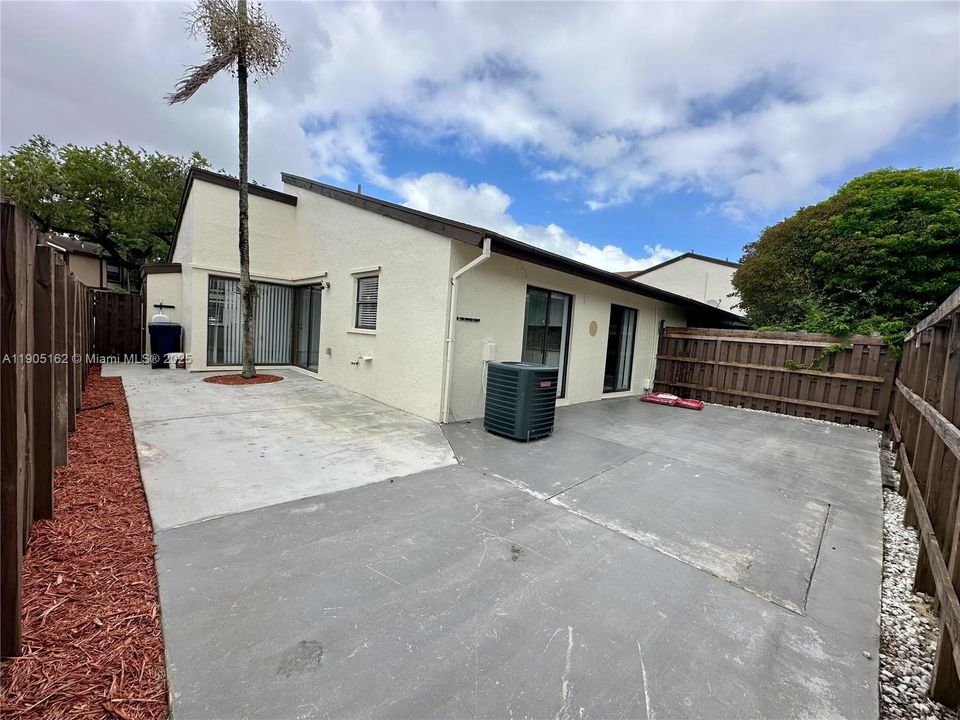 Recently Rented: $2,400 (2 beds, 1 baths, 1025 Square Feet)