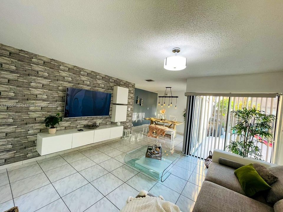 Recently Rented: $2,400 (2 beds, 1 baths, 1025 Square Feet)