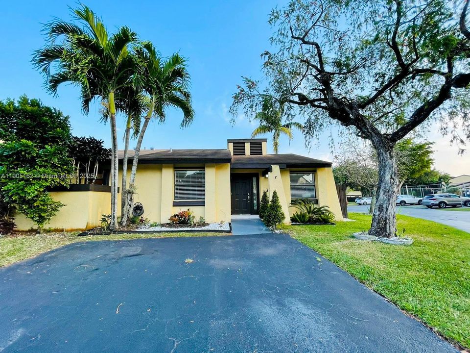 Recently Rented: $2,400 (2 beds, 1 baths, 1025 Square Feet)