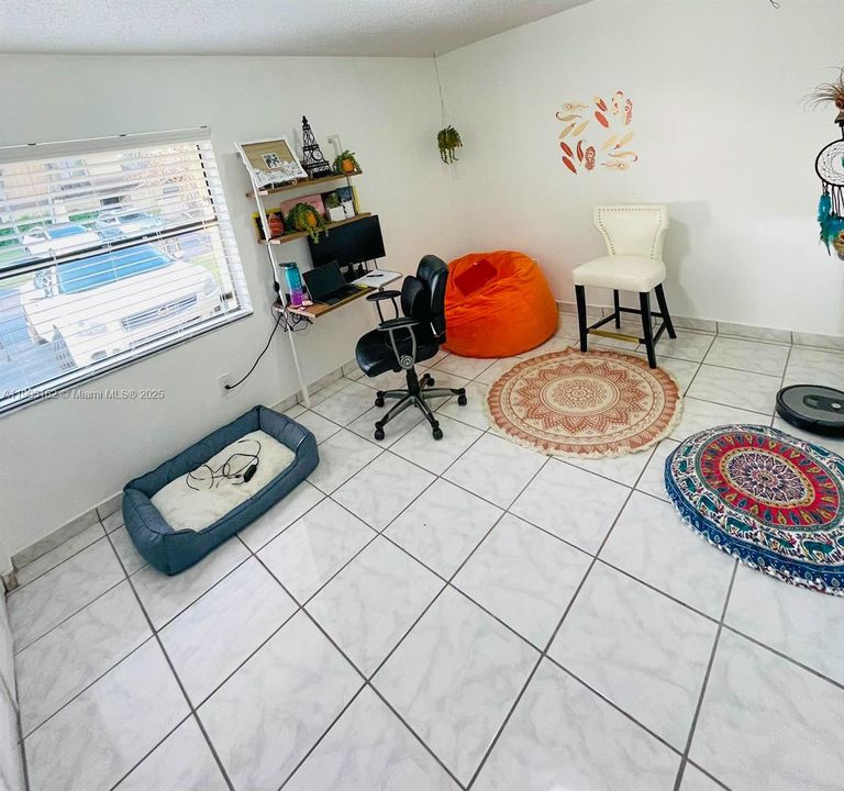 Recently Rented: $2,400 (2 beds, 1 baths, 1025 Square Feet)