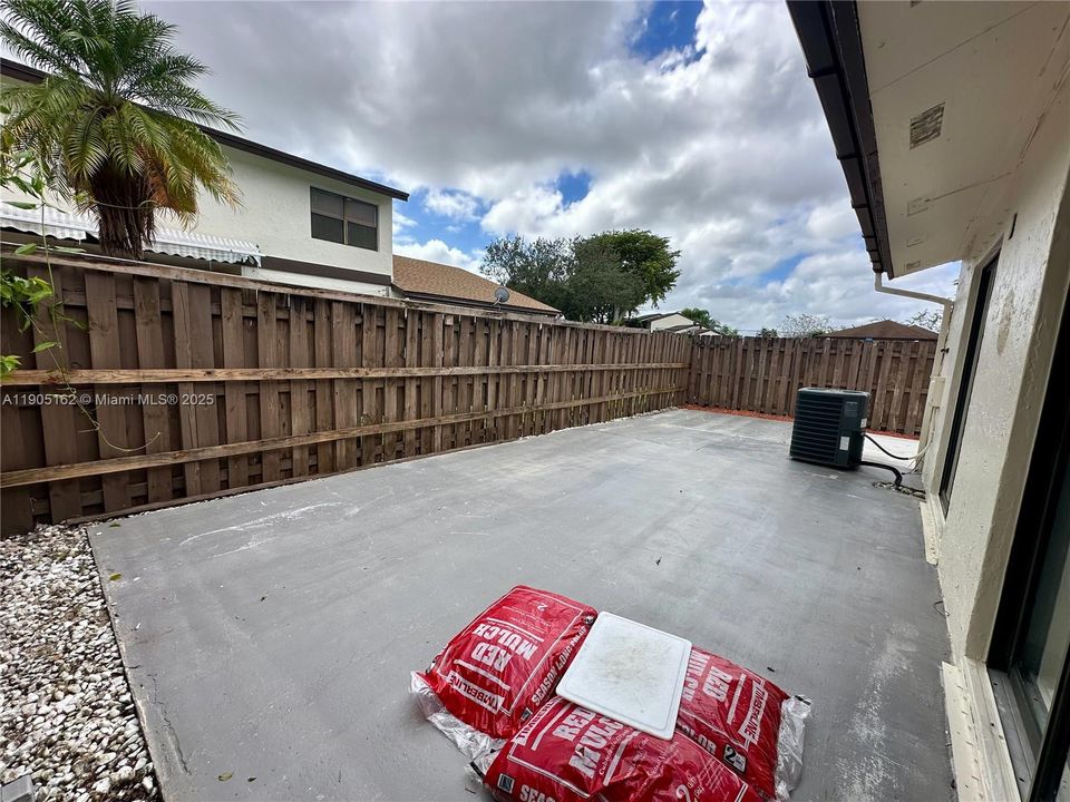 Recently Rented: $2,400 (2 beds, 1 baths, 1025 Square Feet)