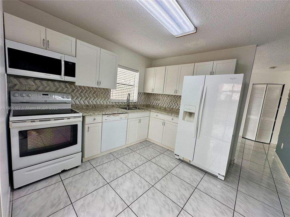 Recently Rented: $2,400 (2 beds, 1 baths, 1025 Square Feet)