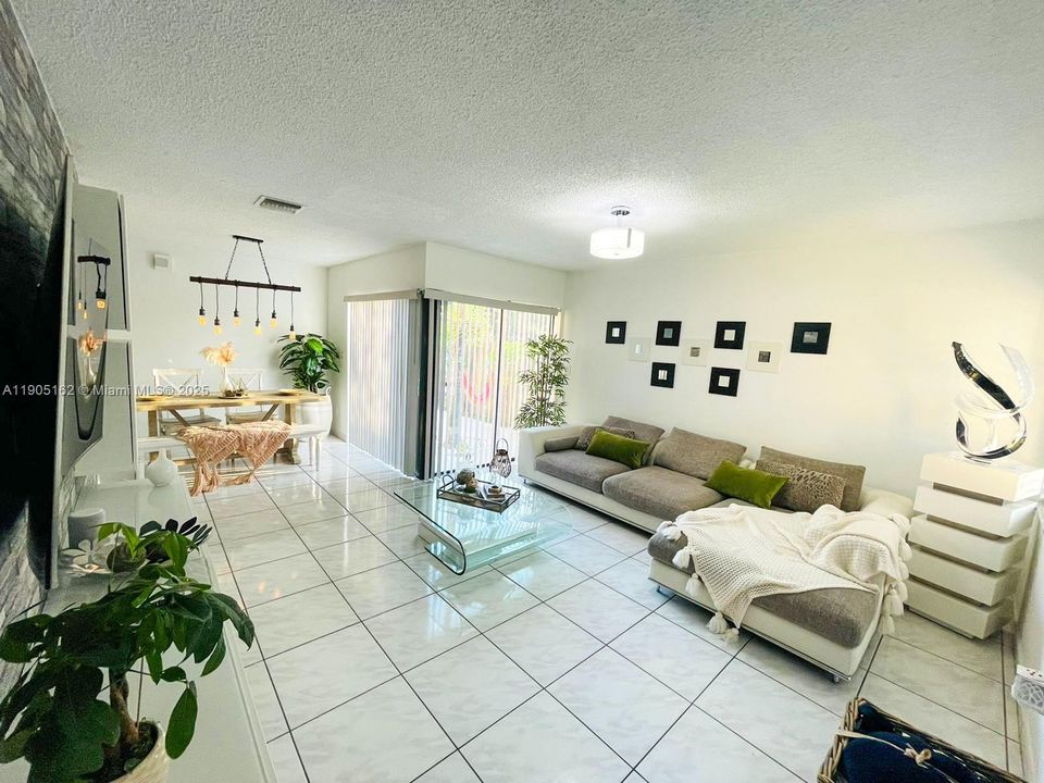 Recently Rented: $2,400 (2 beds, 1 baths, 1025 Square Feet)