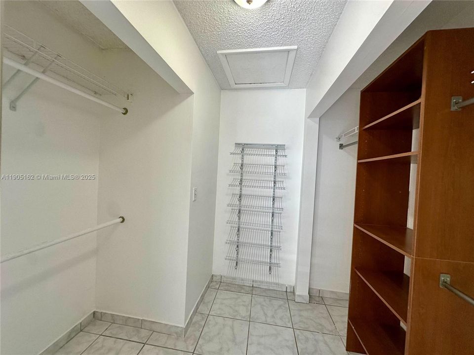 Recently Rented: $2,400 (2 beds, 1 baths, 1025 Square Feet)