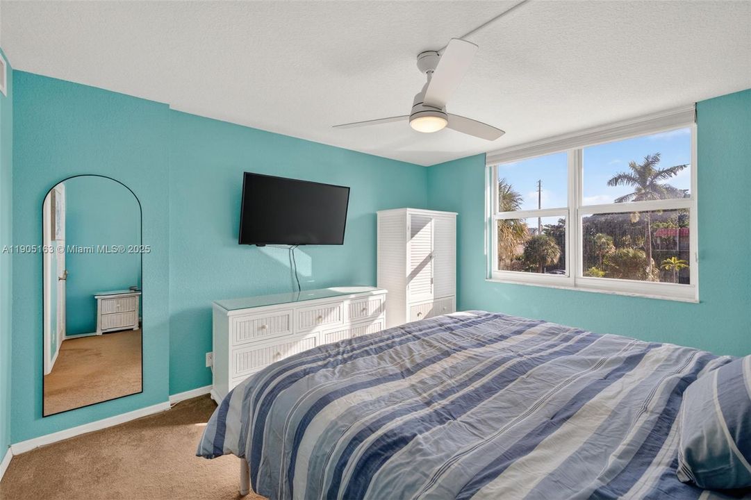 待售: $230,000 (2 贝兹, 1 浴室, 911 平方英尺)